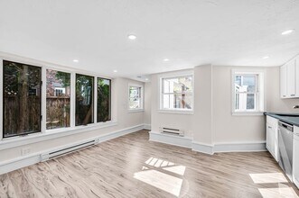 465 E 8th St, Unit 1 in Boston, MA - Foto de edificio - Building Photo