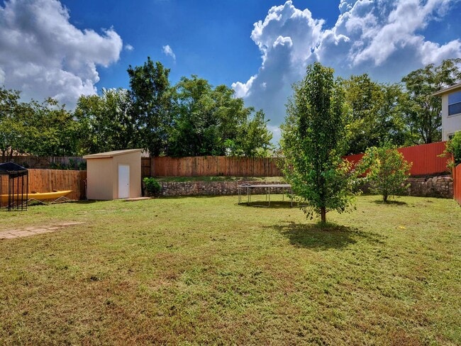 8705 Davis Oaks Trail in Austin, TX - Foto de edificio - Building Photo