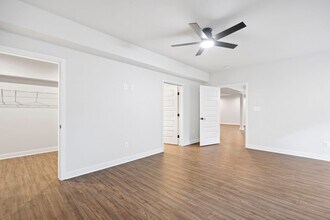 5325 Bennett Brae Pl, Unit HUGE Luxury apartment. in La Plata, MD - Foto de edificio - Building Photo