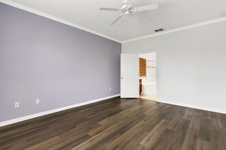 8652 Karpeal Dr, Unit 205 in Sarasota, FL - Building Photo - Building Photo