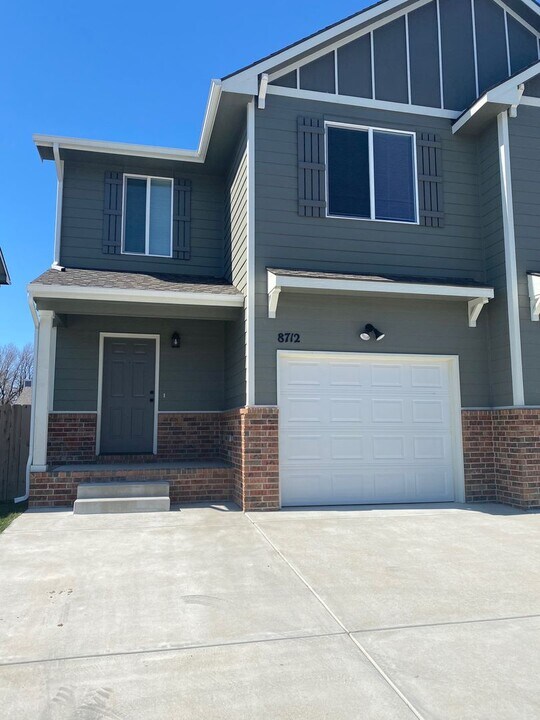 8712 E Harry St in Wichita, KS - Building Photo