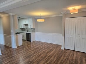 520 Hill Dr, Unit 304 in Hoffman Estates, IL - Building Photo - Building Photo