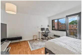 1816 New Hampshire Ave NW, Unit 303 in Washington, DC - Foto de edificio - Building Photo
