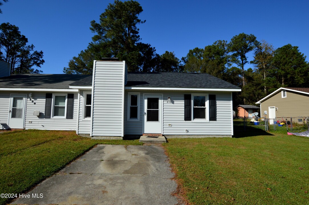 218 Cedar Crk Dr in Jacksonville, NC - Building Photo