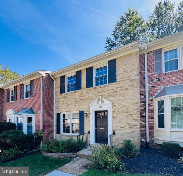 208 Commons Dr NW in Vienna, VA - Building Photo