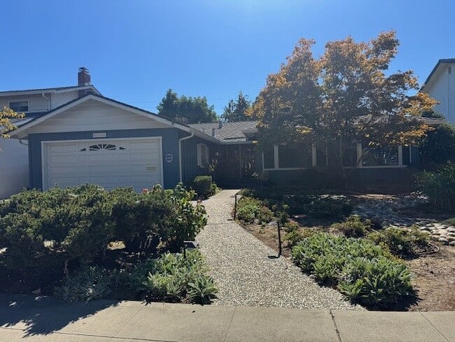 property at 1646 Knollwood Ave