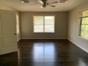 1001 Washington St in Brenham, TX - Building Photo - Building Photo