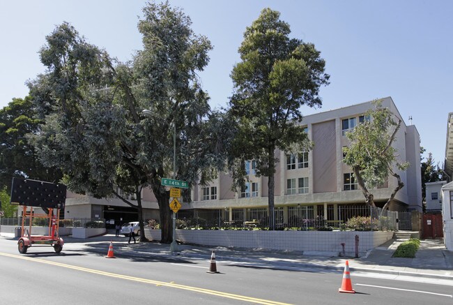 Lake Merritt Apartments in Oakland, CA - Foto de edificio - Building Photo