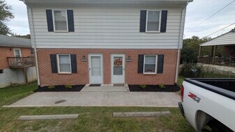 3122 Garden City Blvd SE, Unit 3122 Garden City Blvd SE in Roanoke, VA - Building Photo