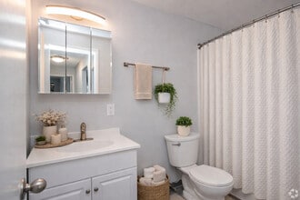 Serenity Village in Liverpool, NY - Foto de edificio - Building Photo