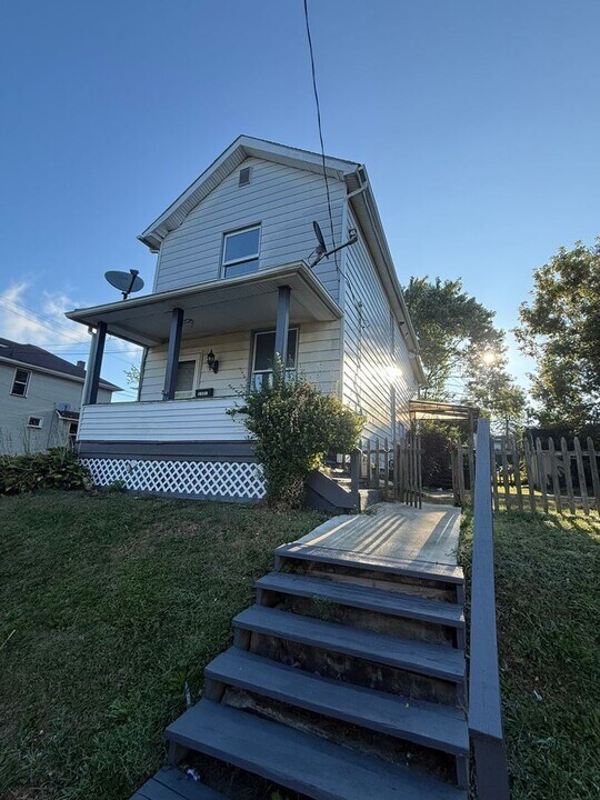 1101 Dushane St in New Castle, PA - Building Photo