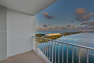 500 Bayview Dr in Sunny Isles Beach, FL - Building Photo - Building Photo