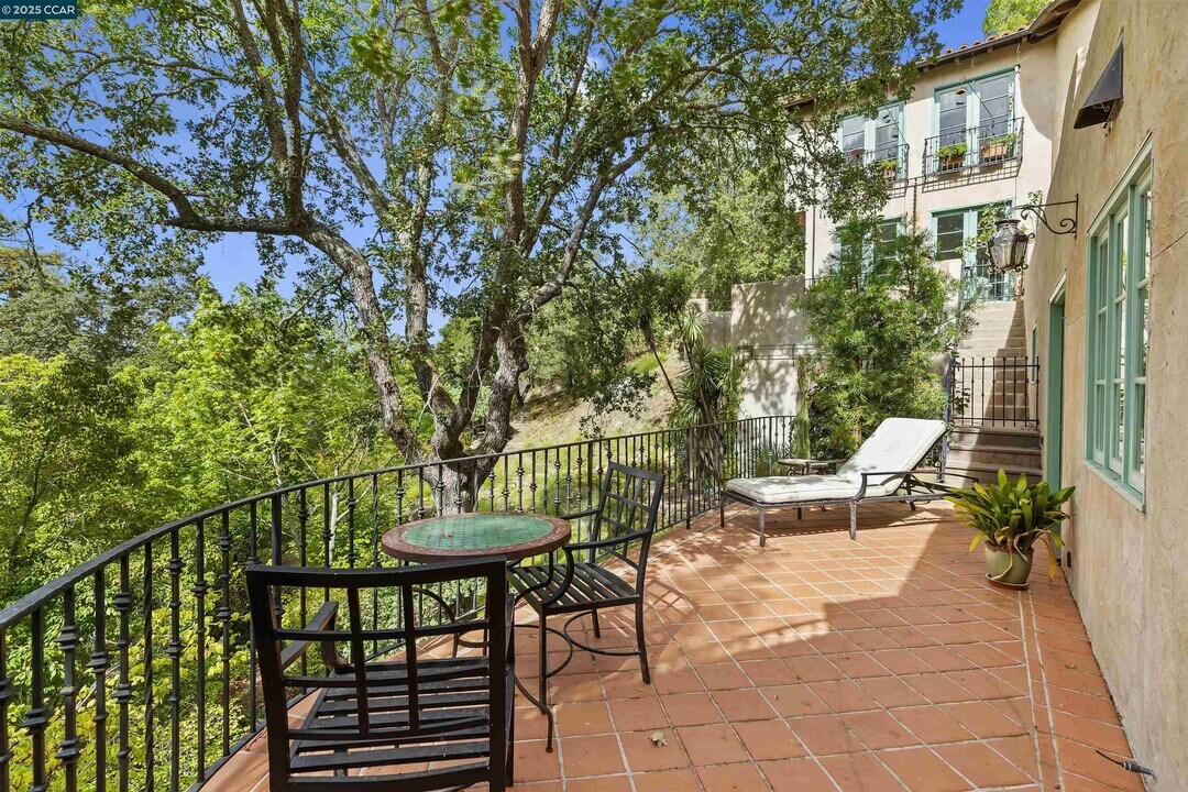 1 La Campana Rd in Orinda, CA - Building Photo