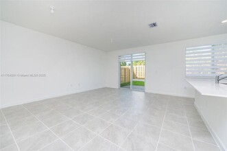 721 SE 13th St Cir in Homestead, FL - Foto de edificio - Building Photo