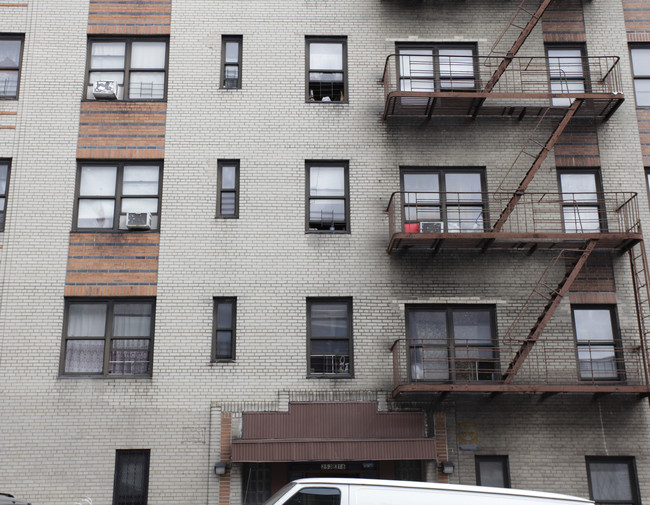 253 E 181st St in Bronx, NY - Foto de edificio - Building Photo