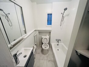 10 Hunt Pl-Unit -2 in Nutley, NJ - Foto de edificio - Building Photo