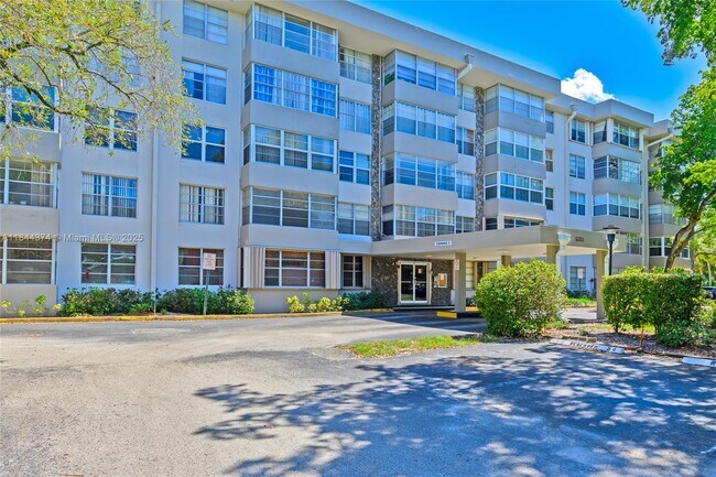 6600 Cypress Rd in Plantation, FL - Building Photo - Building Photo