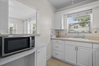 142 Kent St in Haverhill, FL - Building Photo - Building Photo