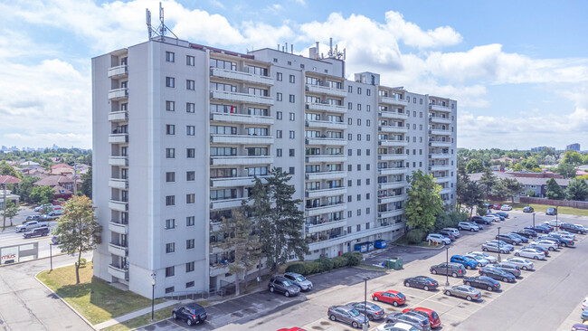 370 Steeles Ave in Brampton, ON - Building Photo - Building Photo