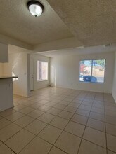 7921 S Laurelglen Blvd, Unit A in Bakersfield, CA - Foto de edificio - Building Photo