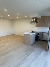 8223 Blackburn Ave, Unit 206 in Los Angeles, CA - Foto de edificio - Building Photo