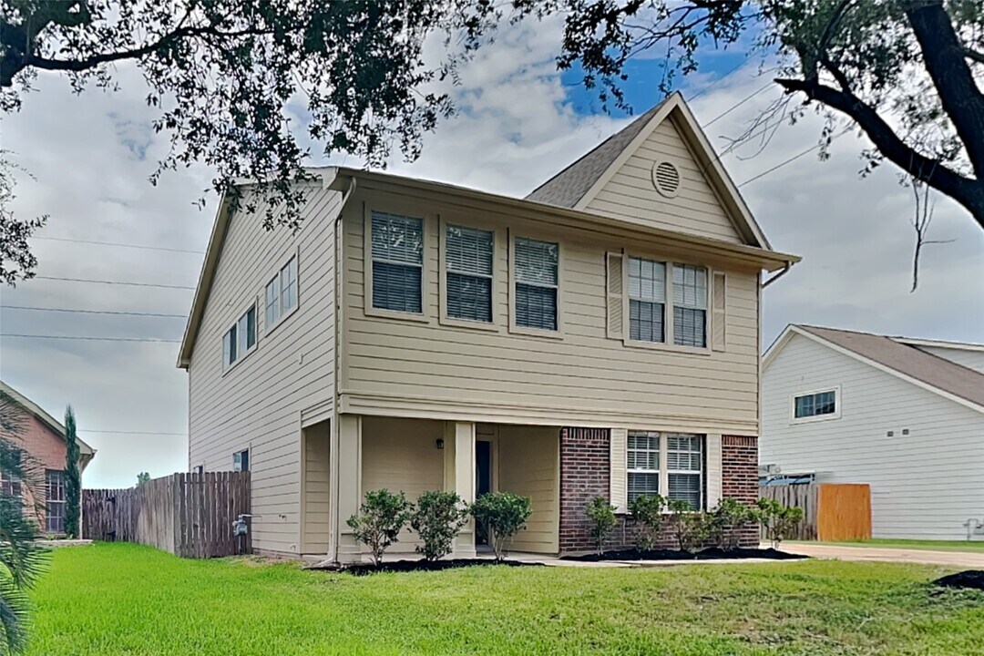 21610 Wildcroft Dr in Katy, TX - Building Photo