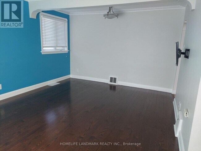 211 Ellington Dr in Toronto, ON - Building Photo - Building Photo