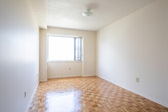 40 Gerrard Street East Apartments in Toronto, ON - Building Photo - Building Photo