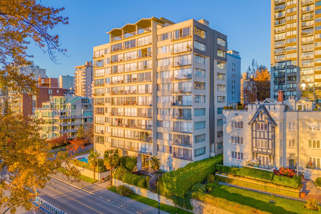 Surfside in Vancouver, BC - Building Photo