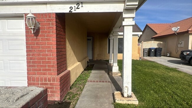 2121 Beechwood St in Lancaster, CA - Building Photo - Building Photo