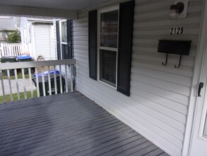 2129 4th Ct in Cuyahoga Falls, OH - Foto de edificio - Building Photo
