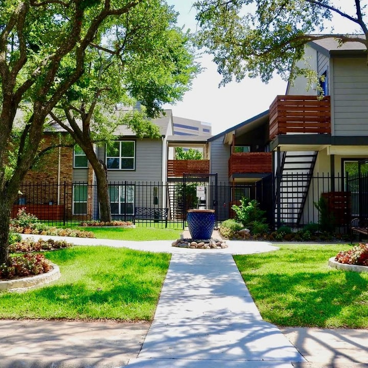 Suncrest in Dallas, TX - Building Photo