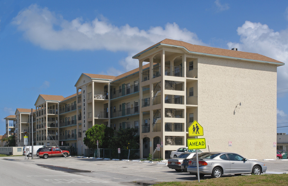 Floranada Apartments in Oakland Park, FL - Building Photo