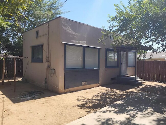 470 W Pinedale Ave-Unit -Back House in Fresno, CA - Building Photo - Building Photo
