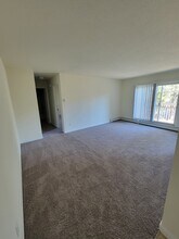 White Oaks Apartments in West St. Paul, MN - Foto de edificio - Building Photo