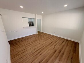 95-97-97 NE 168th St in North Miami Beach, FL - Building Photo - Building Photo