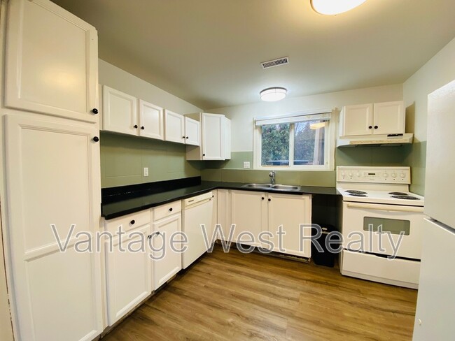 1250 Bothe Rd in Kelowna, BC - Building Photo - Building Photo