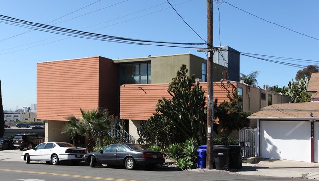 2020 Albatross St in San Diego, CA - Foto de edificio - Building Photo