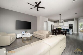 2917 Barrowby St in Bakersfield, CA - Building Photo - Building Photo