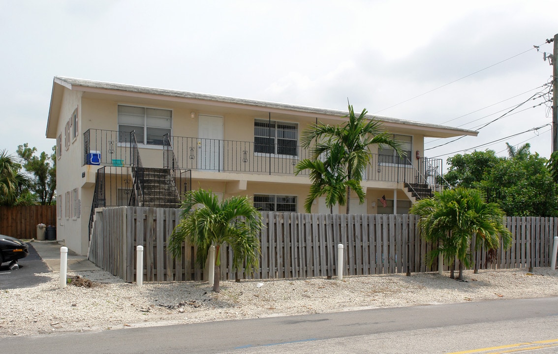 4440 NE 1st Ter in Oakland Park, FL - Building Photo