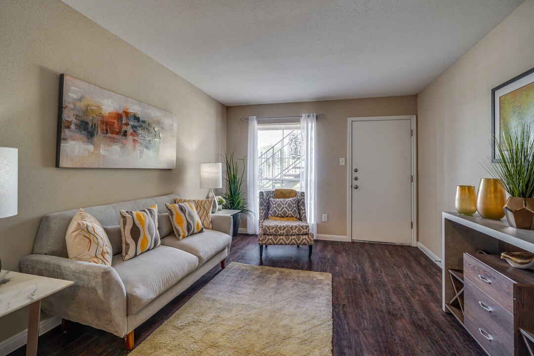 Crossings at Berkley Square in Houston, TX - Building Photo