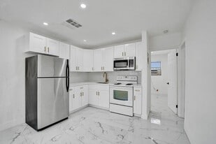 105 NW 14th Way in Dania Beach, FL - Building Photo