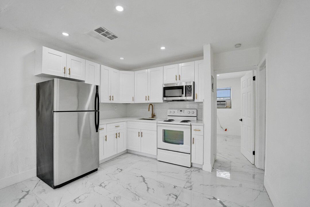 105 NW 14th Way in Dania Beach, FL - Foto de edificio