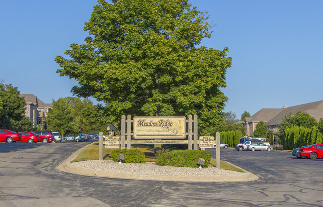 Meadow Ridge Apartments in Pewaukee, WI - Foto de edificio - Building Photo