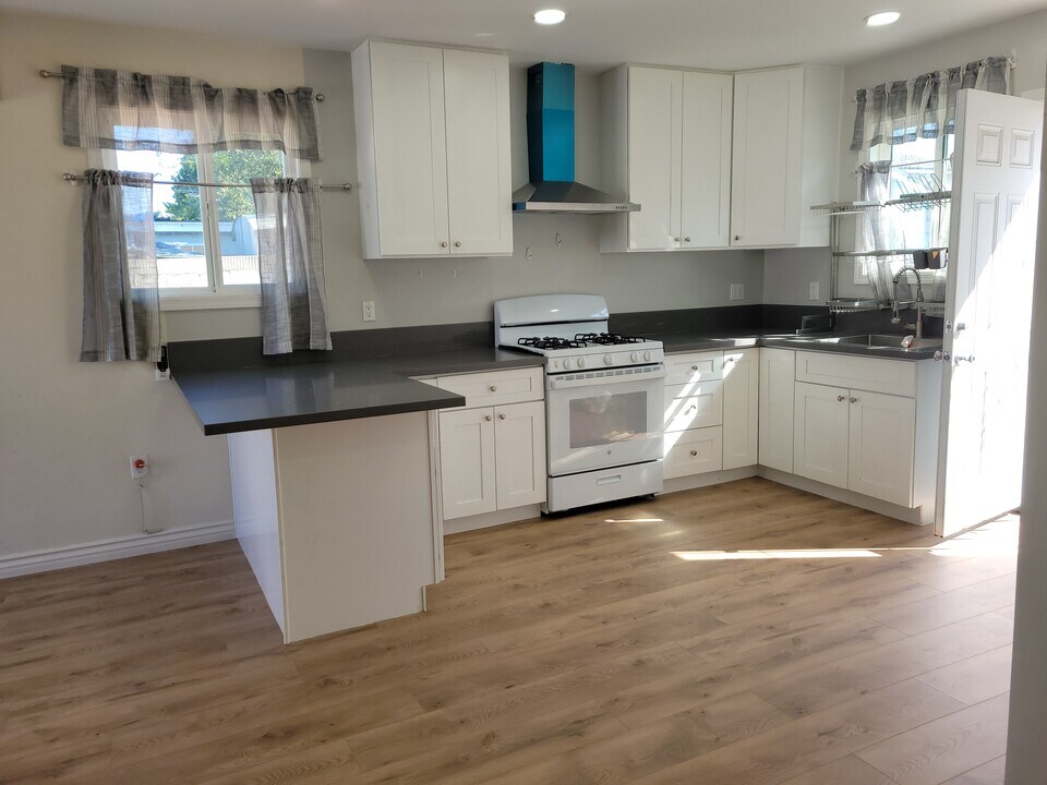 11630 207th St in Lakewood, CA - Building Photo