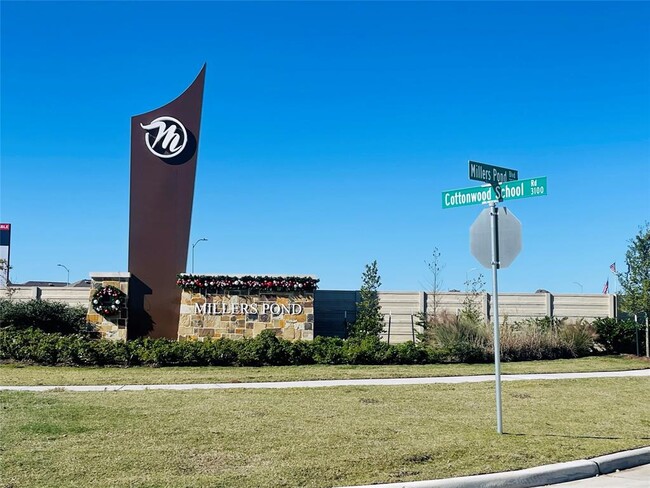 3414 Trl Vw Dr in Rosenberg, TX - Foto de edificio - Building Photo