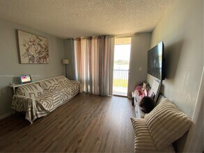 8710 N Sherman Cir in Miramar, FL - Building Photo - Building Photo