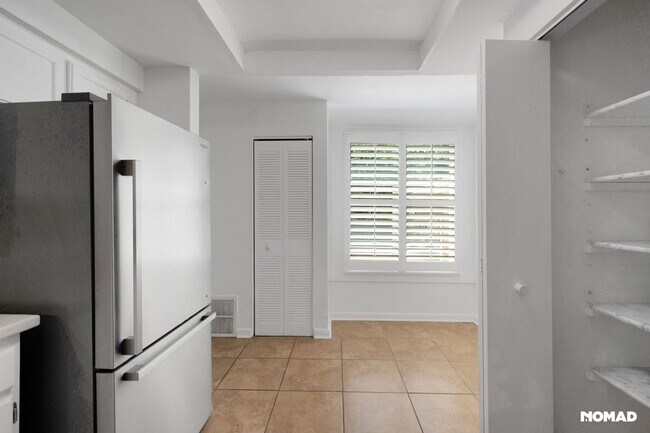 45 Dunwoody Springs Dr in Atlanta, GA - Building Photo - Building Photo