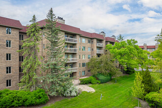 Northbrook Court in Northbrook, IL - Building Photo - Building Photo