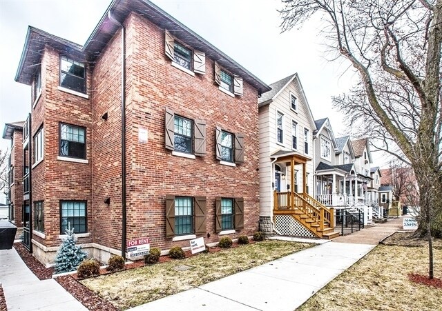 2141 W Fletcher St in Chicago, IL - Building Photo